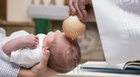 Arzobispo anima a bautizar pronto a los niños para que tengan “vida nueva en Cristo”