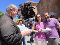 Una pareja recibe el diploma del cursillo previo a la macroboda organizada por una parroquia de la Archidiócesis de Madrid (España).