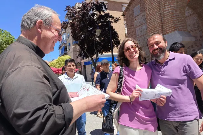 Una pareja recibe el diploma del cursillo previo a la macroboda organizada por una parroquia de la Archidiócesis de Madrid (España).