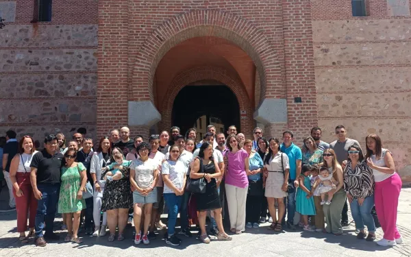 Parejas que participarán en la macroboda, al salir del cursillo prematrimonial. Crédito: Parroquia de San Sebastián Mártir (Archidiócesis de Madrid).