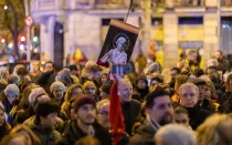 Una multitud reza el Rosario en Madrid en el día de la Inmaculada Concepción, patrona de España.