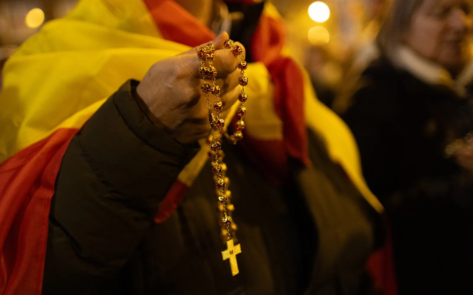 Un hombre ataviado con la bandera de España reza el Rosario.?w=200&h=150