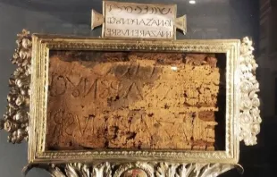 Foto del Titulus Crucis, una inscripción que, según la tradición cristiana, habría sido colocada en la Cruz en la que Jesucristo fue crucificado. Escrito en latín y griego, dice: "Jesús el Rey Nazareno de los judíos". Crédito: Vatican Media