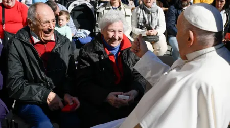 Imagen referencial del Papa Francisco con ancianos