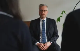 Los padres de la joven suiza reunidos con Félix Boellmann, de ADF Internacional. Crédito: ADF Internacional.