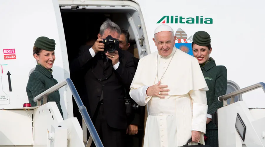 El Papa accede a un avión de Alitalia en un viaje apostólico. Foto: Daniel Ibáñez / ACI Prensa?w=200&h=150