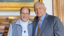 El P. Alejandro Solalinde (izquierda) y el presidente de México, Andrés Manuel López Obrador (derecha). Crédito: Sitio web oficial de Andrés Manuel López Obrador.