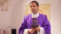 El sacerdote francés P. Antonie Coelho oficia la Misa en la Cuaresma de 2023. Crédito: Captura del canal de  YouTube de la Casa del Espíritu Santo