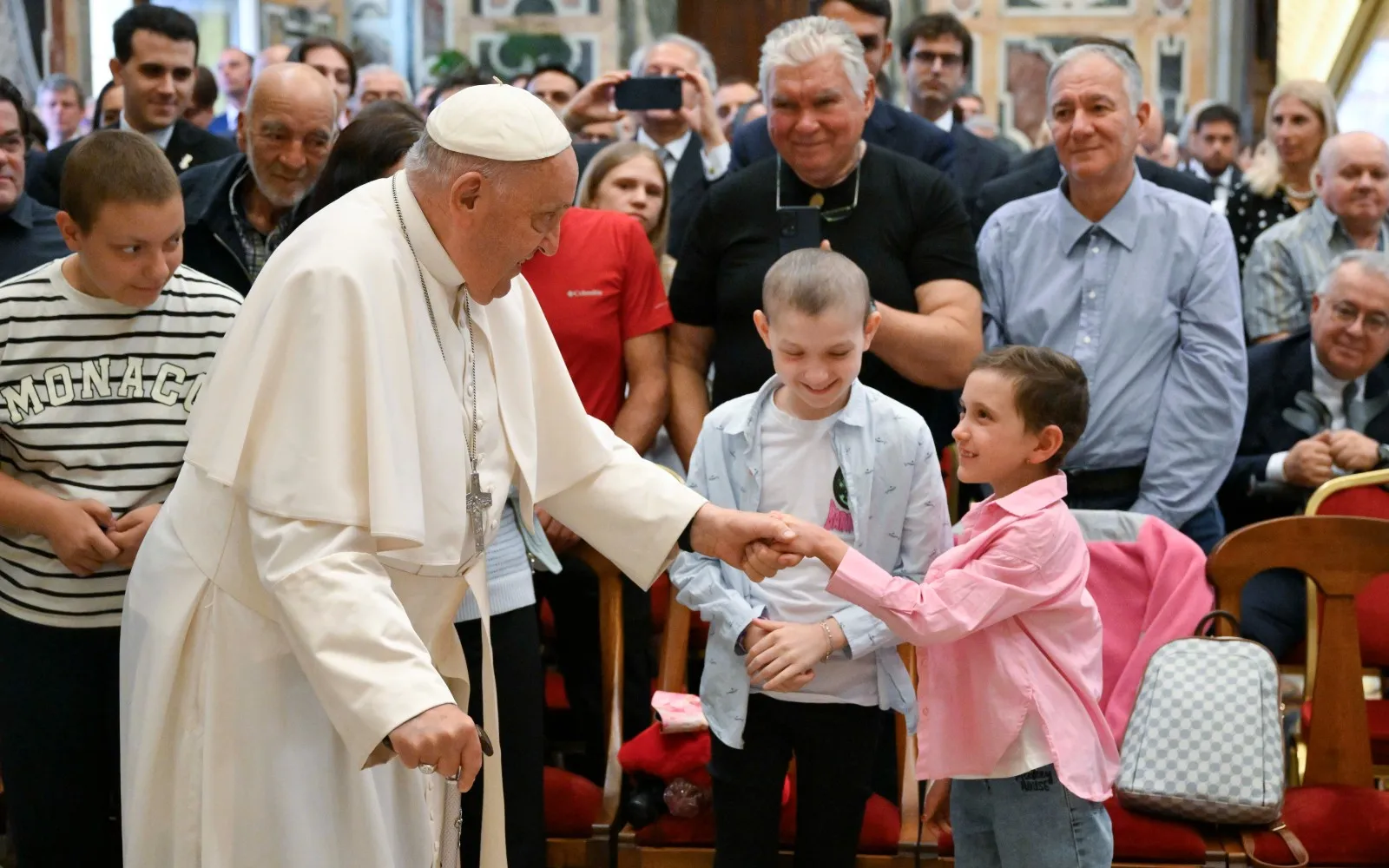 El Papa Francisco saluda a los niños presentes en la audiencia con el "Circolo San Pietro" en el Vaticano?w=200&h=150