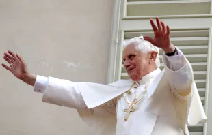 La cruz pectoral del Papa Benedicto XVI. Fotografía del 21 de abril de 2007. Crédito: miqu77 - Shutterstock