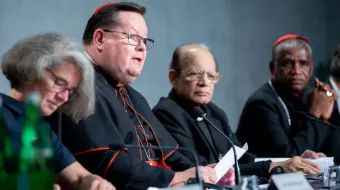 El Cardenal Gerald Lacroix, Arzobispo de Quebec (Canadá), habla en una rueda de prensa sobre el Sínodo en la oficina de prensa de la Santa Sede, el 9 de octubre de 2018.