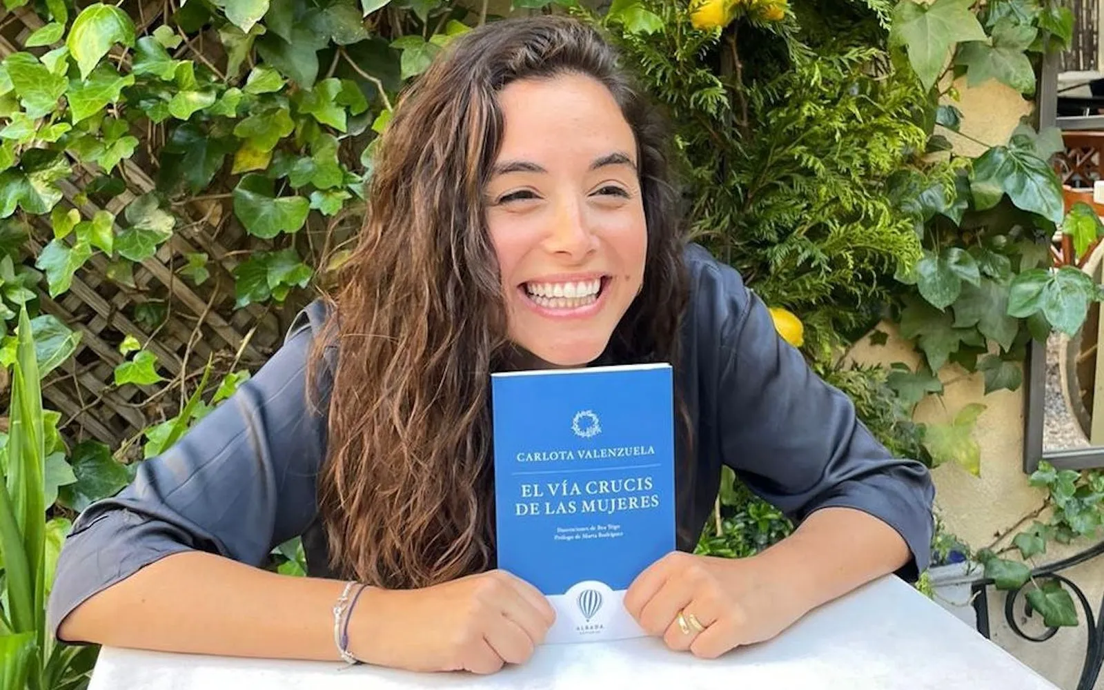 Carlota Valenzuela con su libro "El Vía Crucis de las Mujeres"?w=200&h=150