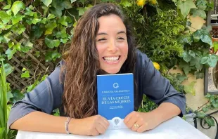 Carlota Valenzuela con su libro "El Vía Crucis de las Mujeres" Crédito: Cortesía de Carlota Valenzuela