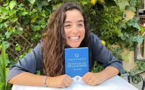 Carlota Valenzuela con su libro "El Vía Crucis de las Mujeres"