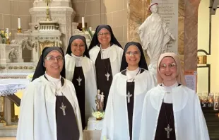 Carmelitas Mensajeras del Espíritu Santo en la capilla del santuario de San Luis y Santa Zélia Martín, en Alençon, Francia Crédito: Cortesía de Carmelitas Mensajeras del Espíritu Santo