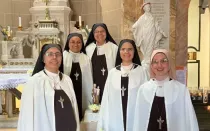 Carmelitas Mensajeras del Espíritu Santo en la capilla del santuario de San Luis y Santa Zélia Martín, en Alençon, Francia