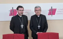 El presidente de la Conferencia Episcopal Española, Mons. Luis Argüello (d) y el vicepresidente, Cardenal José Cobo (i).