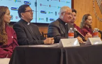 El P. Juan Solana (centro) presenta el Youthfest Encounter Magdala en conferencia de prensa, este 10 de julio, en Puebla (México). Lo acompañan el P. Sergio Ángel Galindo, de la Arquidiócesis de Puebla, y voluntarios de Magdala.