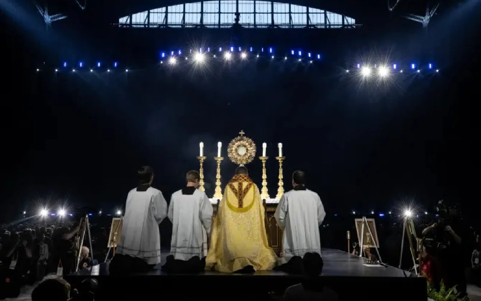 El Obispo Andrew Cozzens adora a Cristo en la Eucaristía con decenas de miles de personas en el Lucas Oil Stadium el 17 de julio de 2024.?w=200&h=150