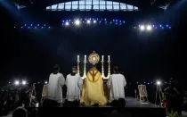 El Obispo Andrew Cozzens adora a Cristo en la Eucaristía con decenas de miles de personas en el Lucas Oil Stadium el 17 de julio de 2024.