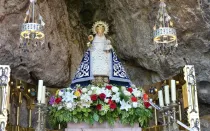 Santa Cueva con la imagen de la Virgen en el Santuario de Covadonga (España).