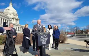 Miembros de la Cámara de Representantes y líderes provida celebran una conferencia de prensa en Washington, DC, el 14 de febrero de 2024, en la que exigen una investigación federal sobre el posible asesinato ilegal de cinco bebés por nacer. Crédito: Pedro Pinedo - CNA