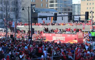 Una gran cantidad de personas participó del desfile de victoria de los Kansas City Chiefs tras derrotar a los San Francisco 49ers en el Super Bowl 2024. En el tiroteo ocurrido ayer falleció la madre católica Lisa Lopez-Galvan. Crédito: Findaview / Shutterstock