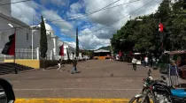 Las banderas de la dictadura sandinista frente a la Catedral de Matagalpa. Crédito: Cortesía Martha Patricia Molina