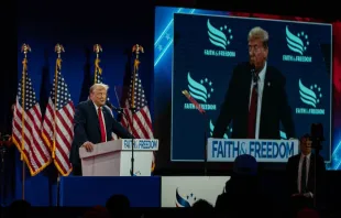 El expresidente de Estados Unidos, Donald Trump, en su discurso de apertura en la Conferencia Política del Camino hacia la Mayoría de la Faith & Freedom Coalition en el Washington Hilton, el 22 de junio de 2024, en Washington D.C. Crédito: DT phots1 / Shutterstock.com.