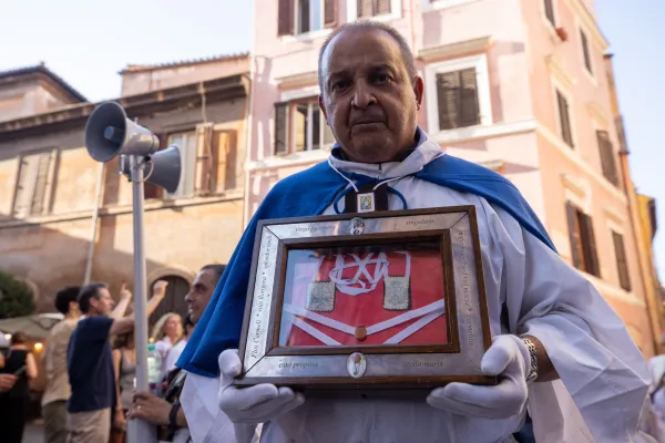 El escapulario de la Virgen del Carmen. Crédito: Daniel Ibáñez / EWTN News