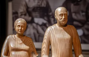 Imagen de madera de los santos Luis y Celia Martin, esposos y padres de Santa Teresa de Lisieux. Crédito: Franck Legros - Shutterstock