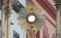 Imagen referencial de una custodia con el Cuerpo de Cristo.