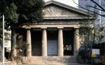 Fachada de la iglesia de Tsukiji, en Tokio.