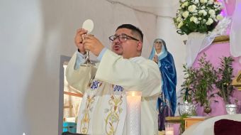 El Padre Fili celebrando una Misa