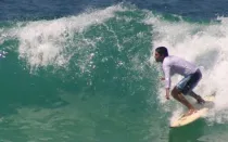 Guido Schäffer haciendo surf