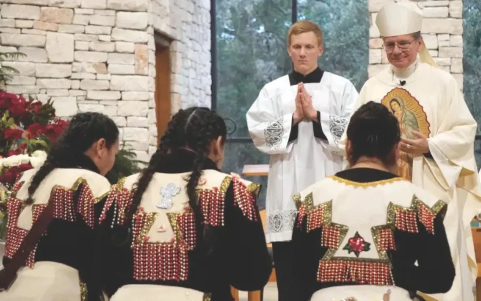 El Arzobispo de San Antonio, Mons. Gustavo García-Siller, bendice a los bailarines de matachines durante una celebración de la festividad de Nuestra Señora de Guadalupe. Cree que los hispanos -especialmente los inmigrantes- ayudarán a dar nueva vida a la Iglesia.?w=200&h=150