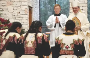 El Arzobispo de San Antonio, Mons. Gustavo García-Siller, bendice a los bailarines de matachines durante una celebración de la festividad de Nuestra Señora de Guadalupe. Cree que los hispanos -especialmente los inmigrantes- ayudarán a dar nueva vida a la Iglesia. Crédito: Arquidiócesis de San Antonio.