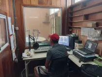 Estudio de la emisora Kupia Kumi- Radio Paz impulsada por misioneros españoles en la selva de HOnduras.