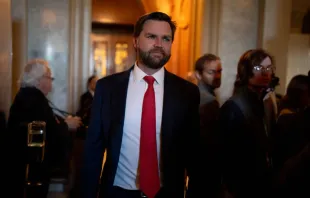 El senador J.D. Vance, republicano por Ohio, católico, sale de la Cámara del Senado en el Capitolio el 23 de abril de 2024, en Washington D.C. (Estados Unidos). Crédito: Andrew Harnik/Getty Images.