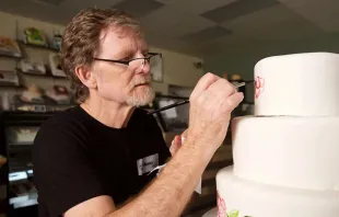 El artista de pasteles Jack Phillips, propietario de Masterpiece Cakeshop en Lakewood, Colorado. Crédito: Alliance Defending Freedom.