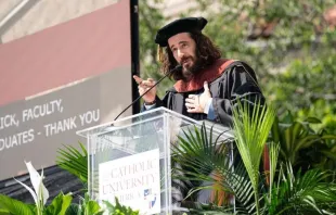 Jonathan Roumie, quien interpreta a Jesucristo en la popular serie de televisión The Chosen, durante su discurso en la Catholic University of America. Crédito: Cortesía / The Catholic University of America