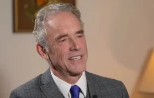 El psicólogo y autor Jordan Peterson habla con Colm Flynn de EWTN News In Depth con ocasión del ingreso de su esposa a la Iglesia Católica. Crédito: Captura de video / EWTN News In Depth.