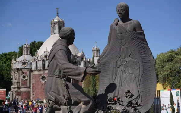 Fray Juan de Zumárraga, franciscano y primer Obispo de México, contemplando la imagen de la Virgen de Guadalupe aparecida milagrosamente en la tilma de San Juan Diego, en estatuas expuestas en la Plaza Mariana, en el exterior de la Basílica de Guadalupe, en Ciudad de México. Crédito: David Ramos / ACI Prensa.