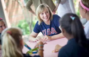 Katie Ledecky visita a los estudiantes de la Escuela Stone Ridge del Sagrado Corazón después de los Juegos Olímpicos de Río de Janeiro 2016. Crédito: Escuela Stone Ridge del Sagrado Corazón.