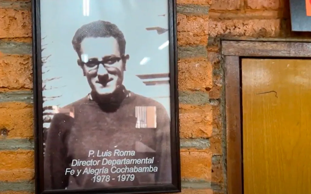 Fotografía del P. Luis María Roma, SJ., en el auditorio del internado Juan XXIII de Cochabamba (Bolivia), el lugar donde otro sacerdote jesuita, Alfonso Pedrajas (Padre Pica) cometió la mayoría de sus abusos contra menores. Esta imagen fue tomada allí en octubre de 2023.?w=200&h=150