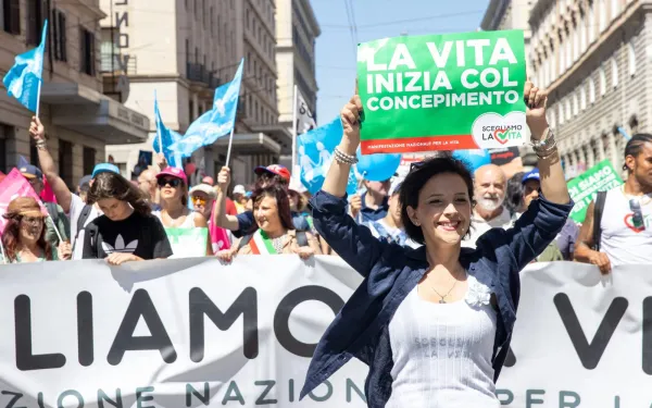 "La vida comienza en la concepción", se lee en un cartel en la marcha provida en Roma el 22 de junio de 2024. Crédito: Daniel Ibáñez / EWTN News.