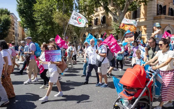 La marcha por la vida recorre las calles de la ciudad de Roma. Crédito: Daniel Ibáñez / EWTN News.