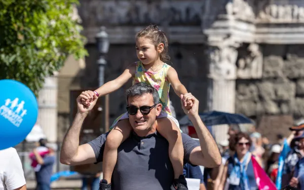 Muchas familias jóvenes se unieron a la marcha por la vida en Roma. Crédito: Daniel Ibáñez / EWTN News.