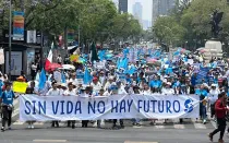 Multitud de participantes en la Marcha por la Vida en Ciudad de México el 27 de abril, manifestando su rechazo al aborto y exigiendo oportunidades para las mujeres embarazadas.