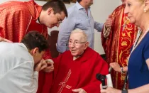 El P. Gaspar Bustos, recibe el saludo de un seminarista.